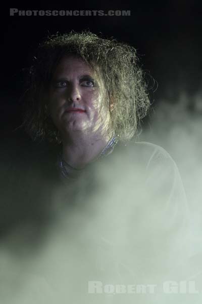 THE CURE - 2012-06-30 - BELFORT - Presqu'ile du Malsaucy - Robert James Smith